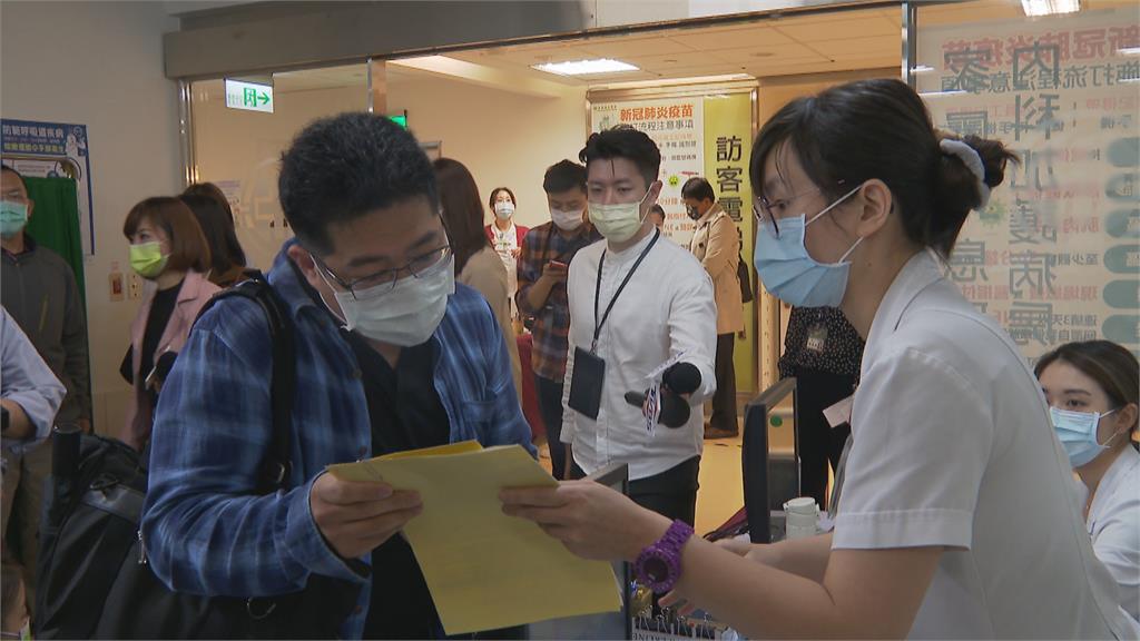 開放AZ自費接種首日　亞東醫院160預約名額全滿！