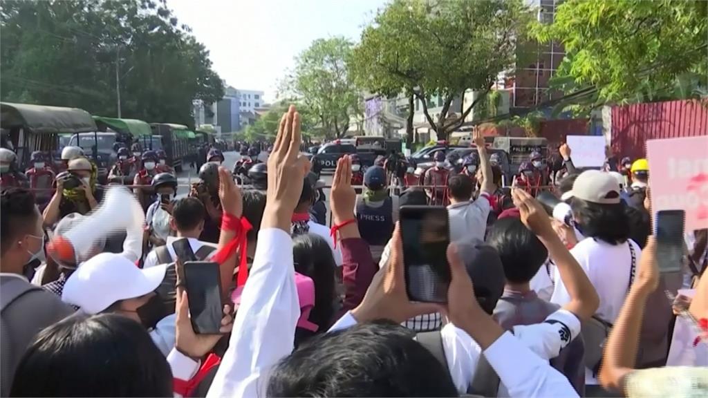 震驚！緬甸再傳槍響 警方朝示威民眾射橡膠彈
