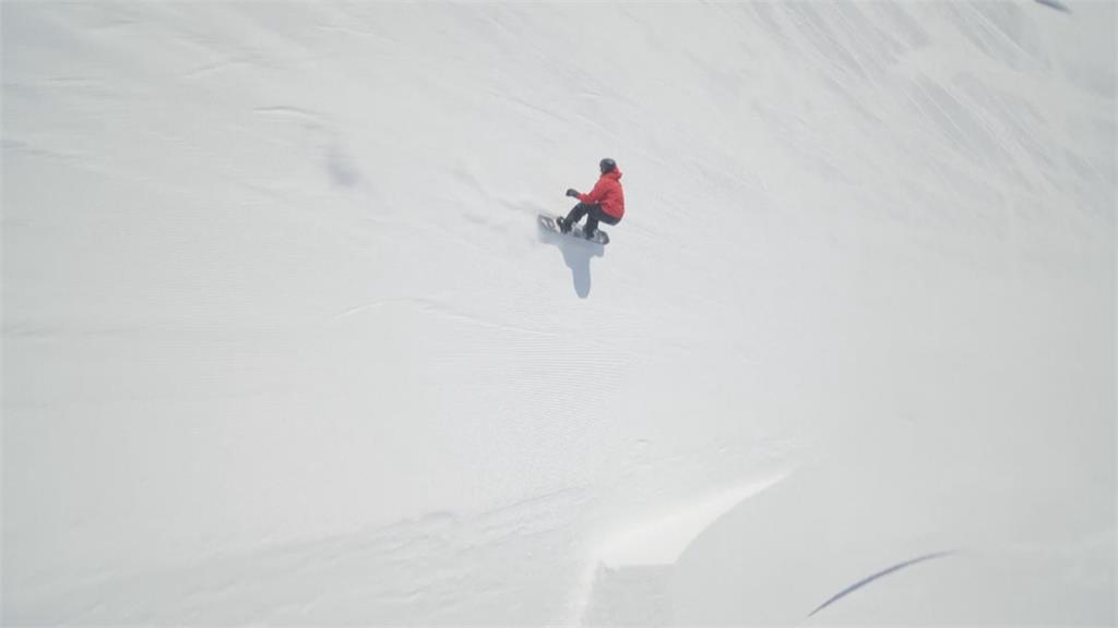 瑞士滑雪勝地高手齊聚　大秀滑雪空翻特技