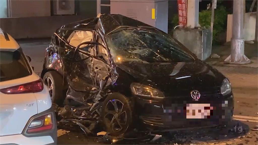 疑閃前車失控打滑 轎車衝對向車道撞休旅車釀3傷!