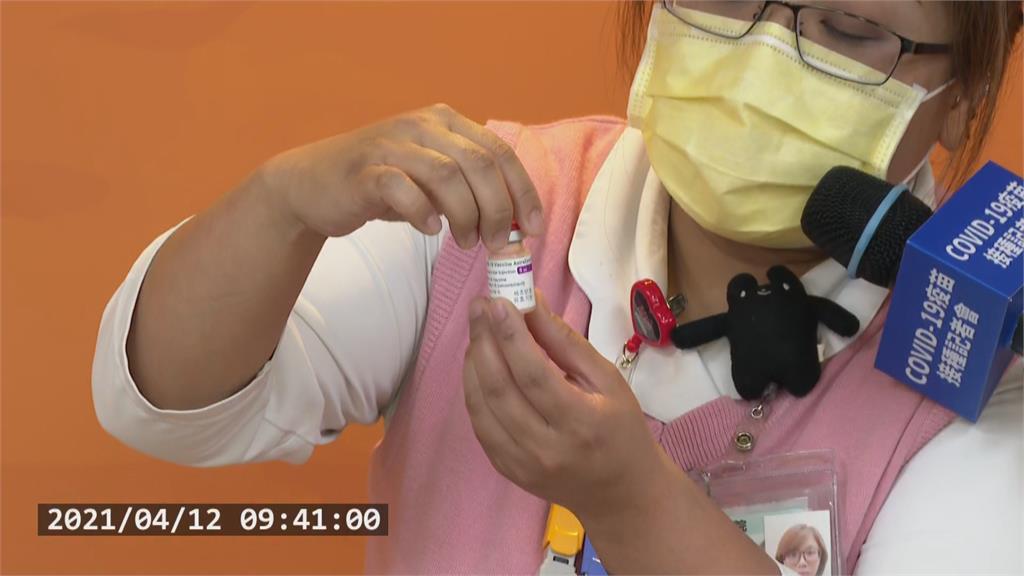快新聞／陳宗彥、羅一鈞帶頭打疫苗 打完不痛直呼「比蚊子叮到還沒感覺」