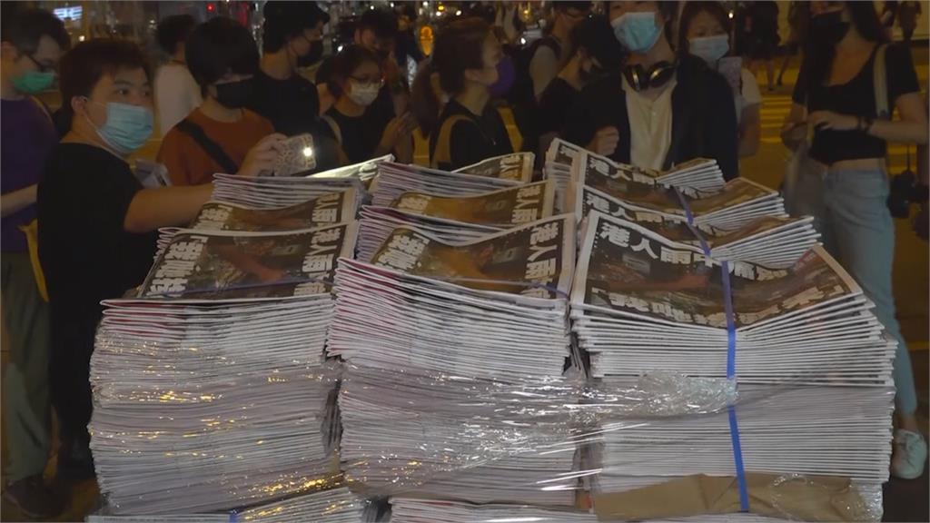 給港人的告別書！香港蘋果日報走入歷史　千位民眾漏夜排隊搶最終刊