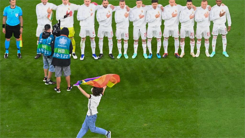 歐足聯禁止亮彩虹燈　德國球迷滿場舉旗抗議