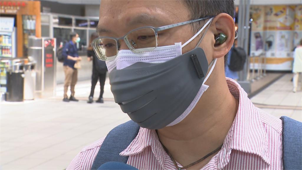 疫情升溫 高雄通勤人潮少７成！通勤乘客戴護目鏡、兩層口罩