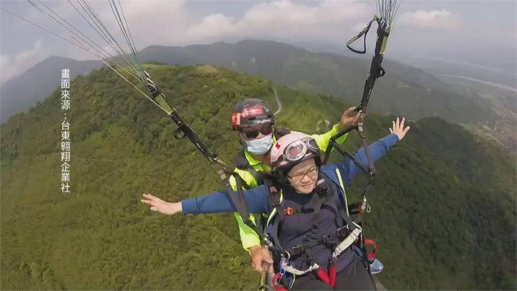 11位聽障者挑戰飛行傘 勇敢飛向花東縱谷天際