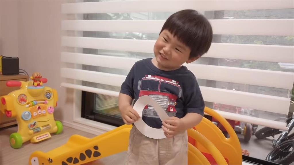 日本3歲小正太在家預習測視力　小手揮揮加燦笑望著父母萌樣超可愛