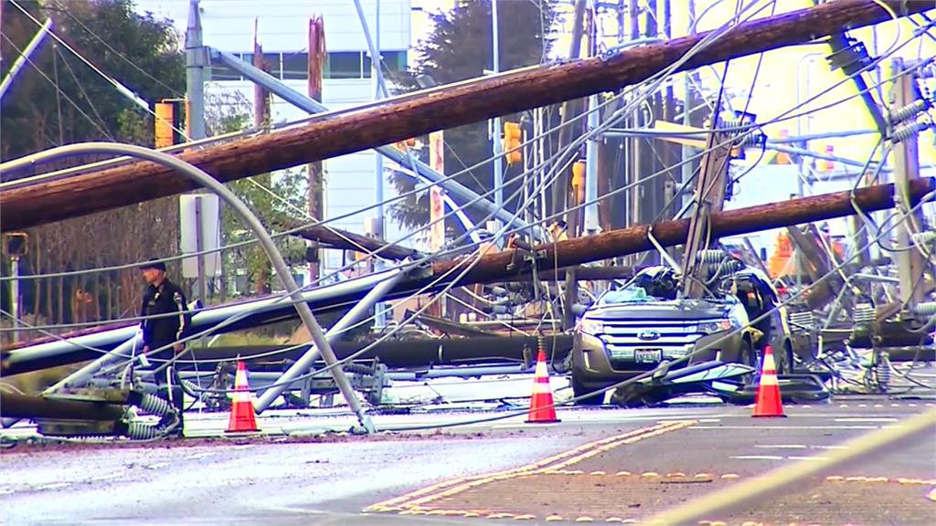 26根電線桿如骨牌般倒下 轎車遭截半駕駛倖存