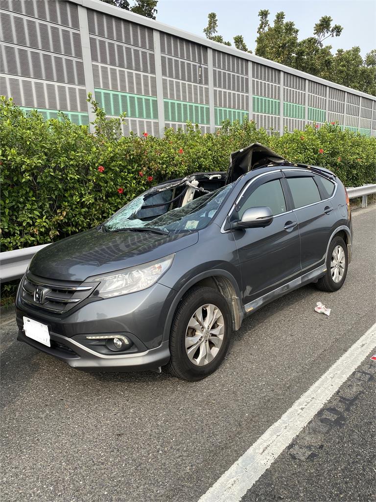 快新聞/國1大貨車輪胎突「彈飛」砸向對向車道轎車釀1死2傷