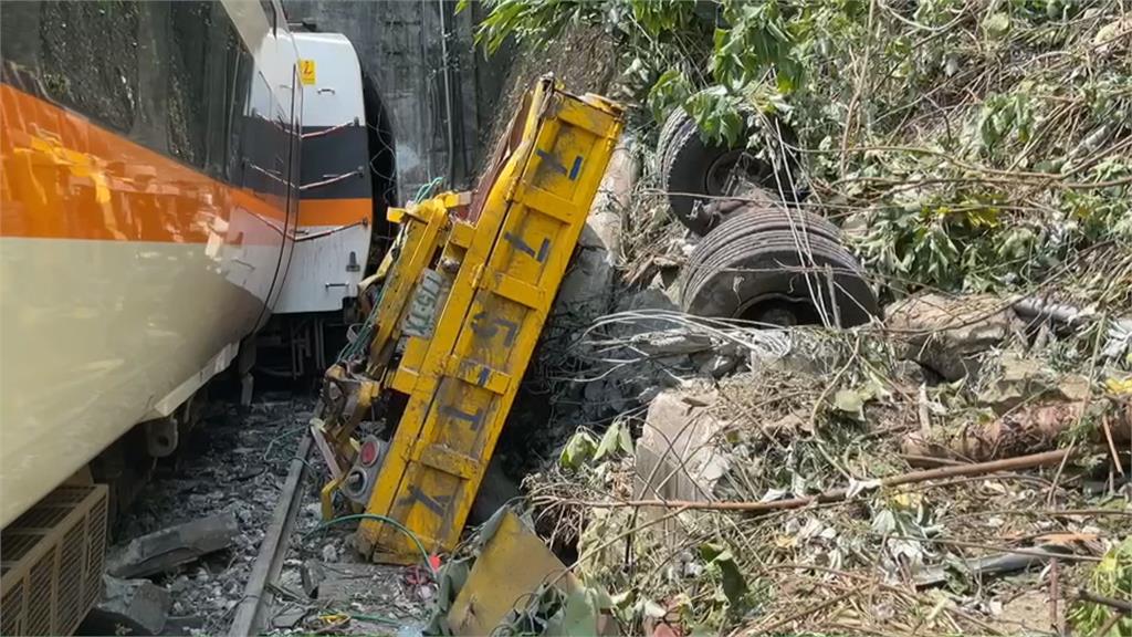 太魯閣號408次列車遭撞出軌  54死156傷悲劇