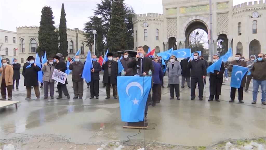 中國外長王毅參訪土耳其 場外維族人舉旗抗議