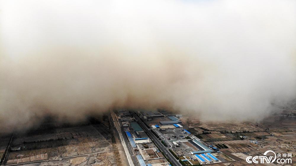 數十公尺「沙塵牆」迎面而來　中國城市瞬間消失畫面曝！