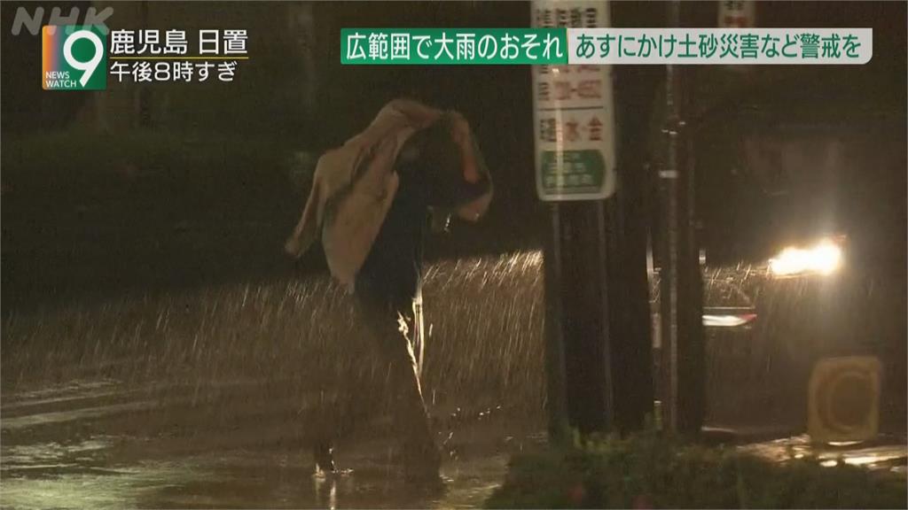梅雨釀災！　九州熊本土石崩塌　汽車慘摔邊坡　幸駕駛無大礙
