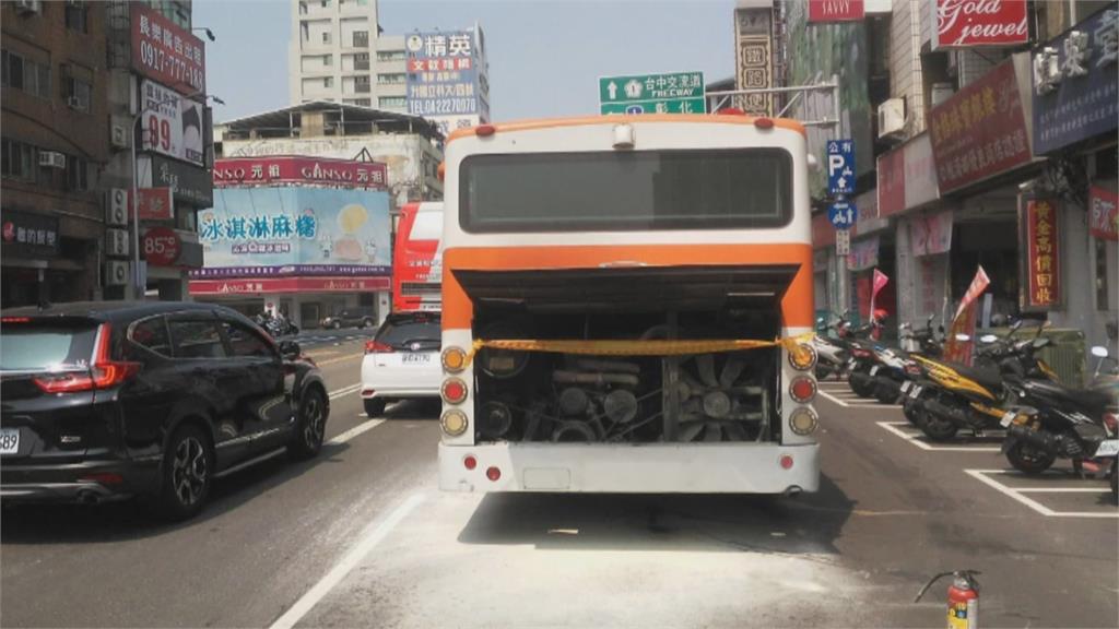 公車等紅燈引擎突竄火 30名乘客倉皇逃生