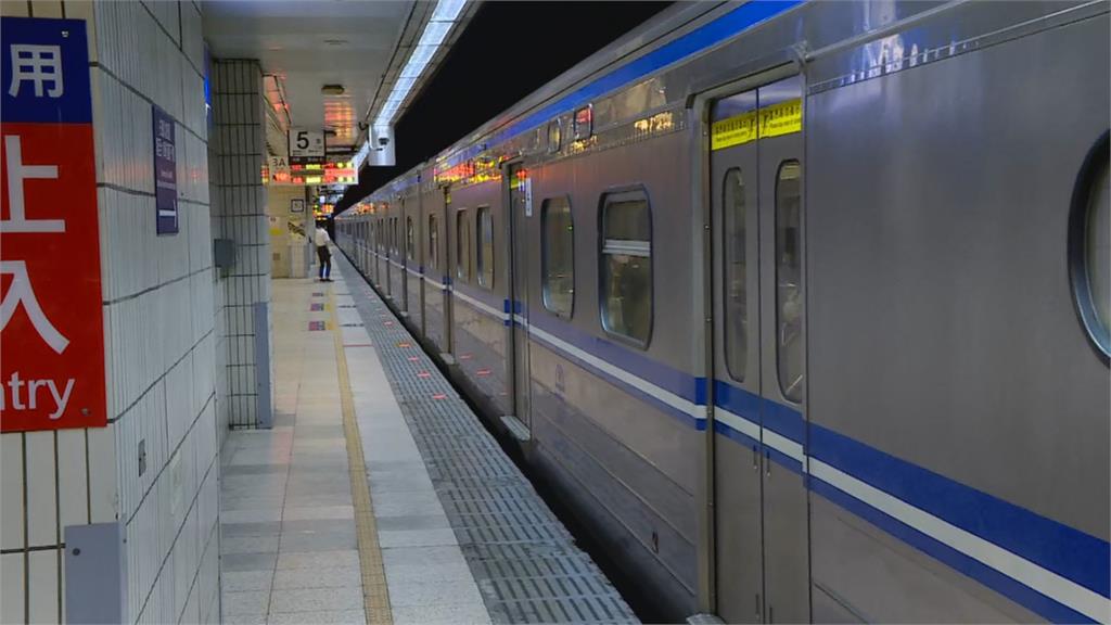 快新聞／雙北升三級首個上班日！北車人流管制上班族銳減