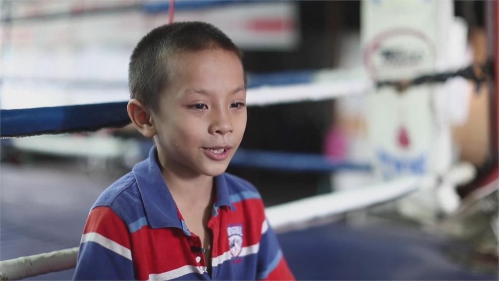 泰國9歲兒童拳擊手 為扛家計上擂台搏鬥