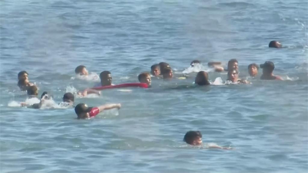 摩洛哥半夜放8千難民游泳偷渡　領土之爭報復西班牙？