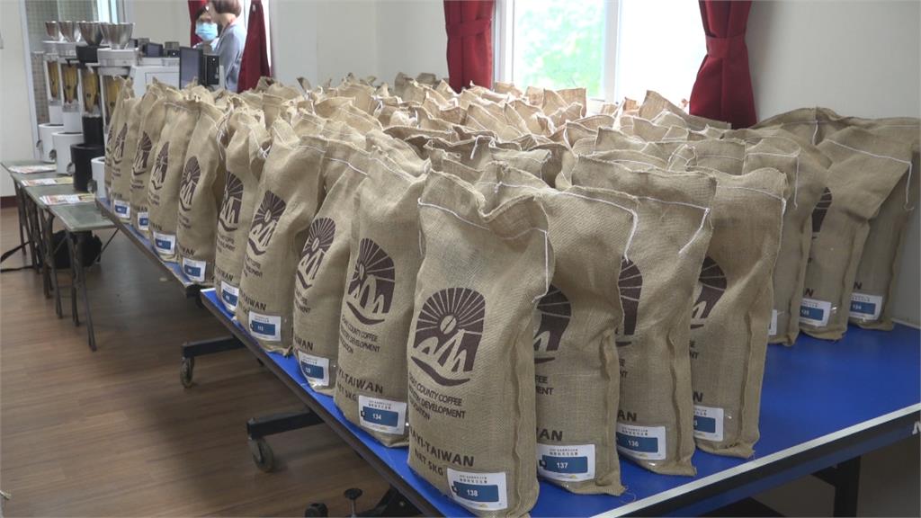 翁章梁化身拍賣官 　5kg咖啡豆拍出43萬天價