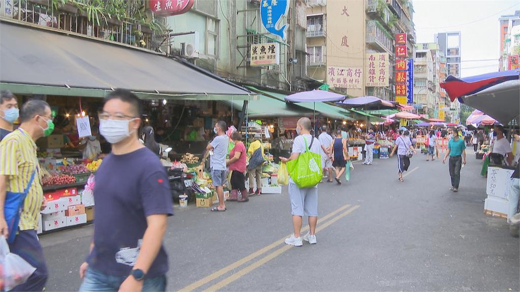 疫情漸趨緩...濱江市場人潮有增加　分流＋民眾「速戰速決」苦了攤商