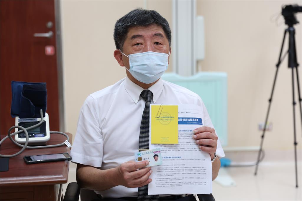 快新聞/陳時中施打畫面曝光! 笑讚醫護技術佳「沒感覺完全不痛」