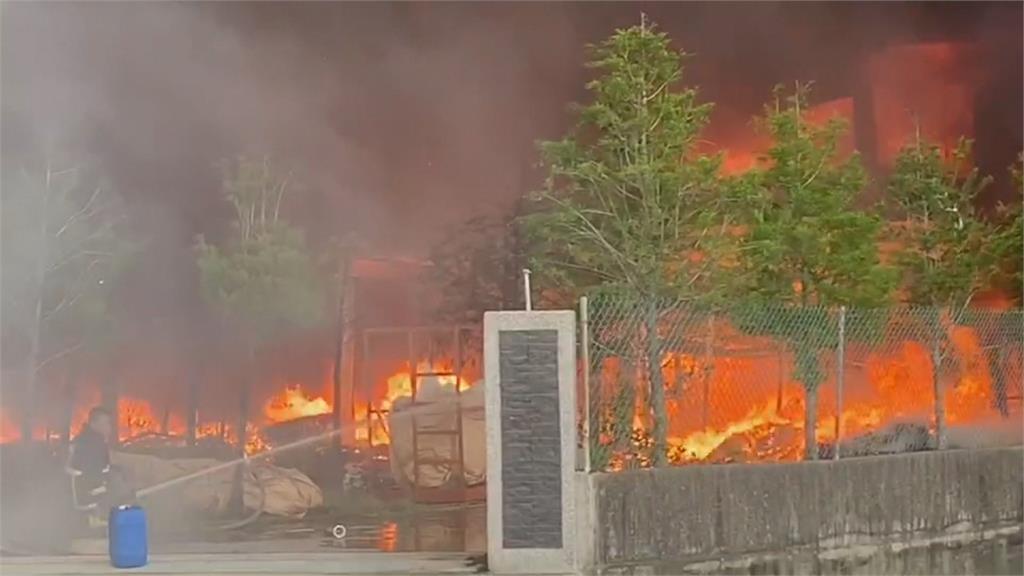 嘉義口罩國家隊昭惠舊廠房大火 狂傳爆炸聲