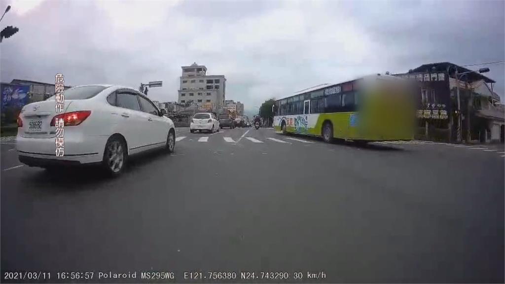馬路當賽道！ 公車司機危險駕駛慘丟飯碗