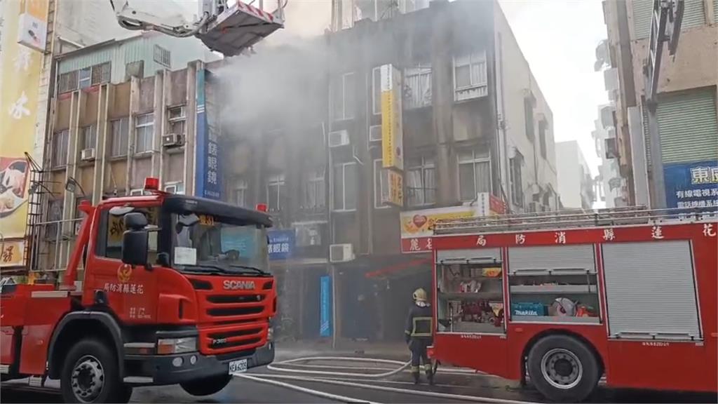 快新聞／花蓮民宅火警一男被救出 消防車趕赴支援卻撞車