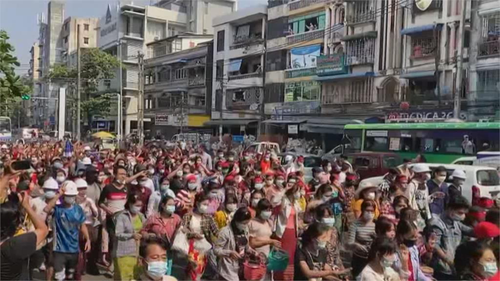 公民不服從！ 緬甸上千人上街遊行抗議