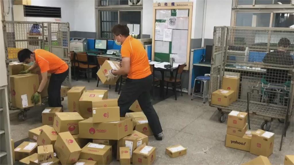 忙炸！郵政每天14萬件包裹投遞　交通部：協調機車、小黃協助