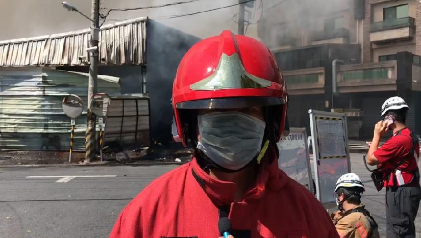 快新聞／台南連棟鐵皮建物猛烈燃燒「400平方公尺」 消防人員搶救圍堵火勢再擴大