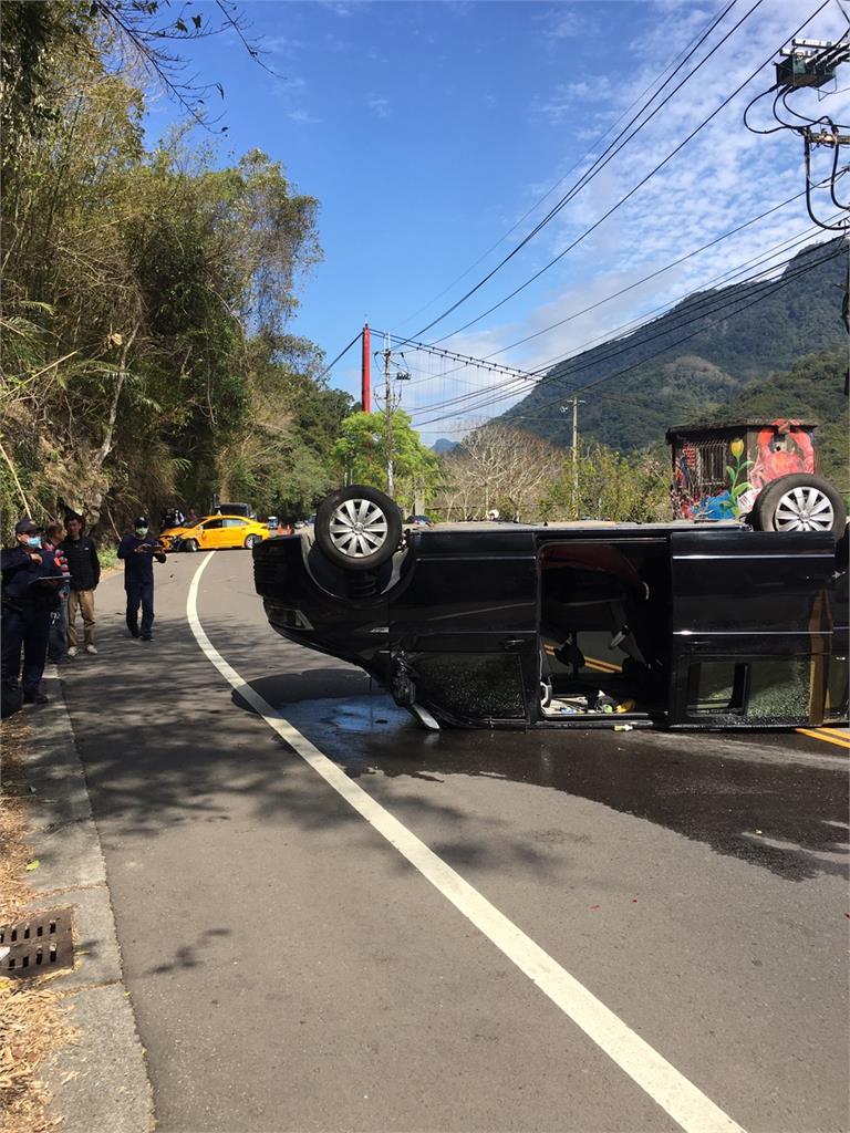 快新聞／新竹尖石計程車對撞廂型車 車身翻覆釀10人受傷皆送醫救治