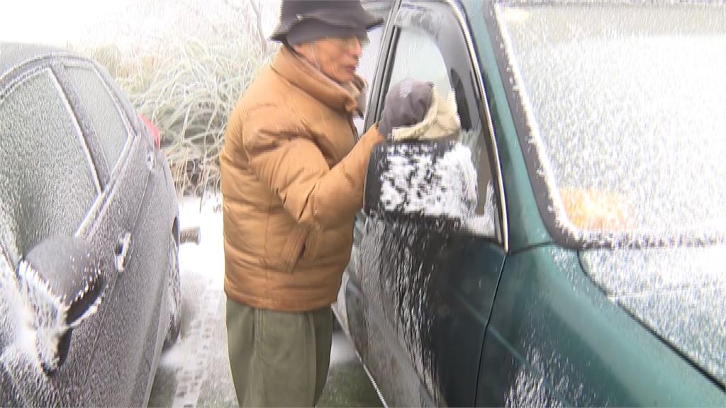 太平山只下冰霰路結冰 車停戶外嚴重結霜「忙解凍 」
