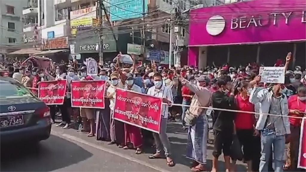 仰光大規模抗議 人潮要求釋放翁山蘇姬