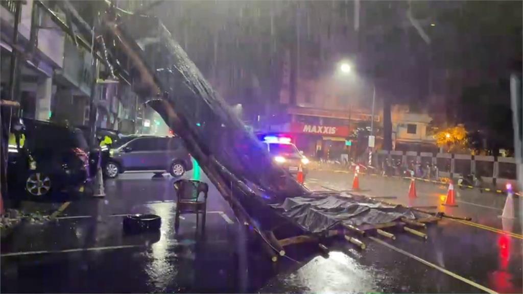 高雄深夜強降雨　岡山嘉興路一度水淹大腿