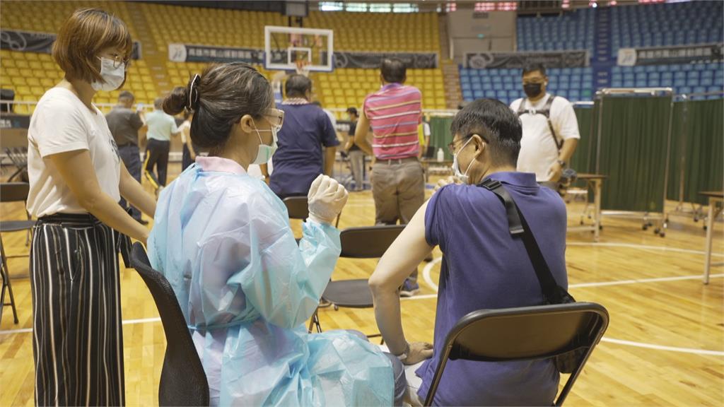 高雄防疫計程車接送長者打疫苗　採日本宇美町式施打法