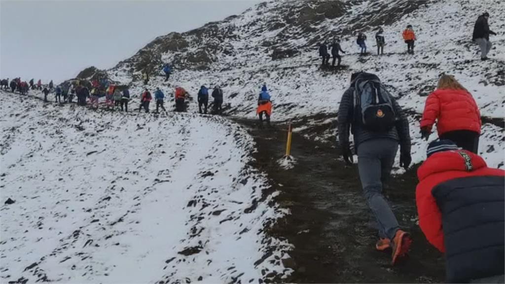 冰島休眠6千年火山爆發 5千遊客擠爆賞奇景
