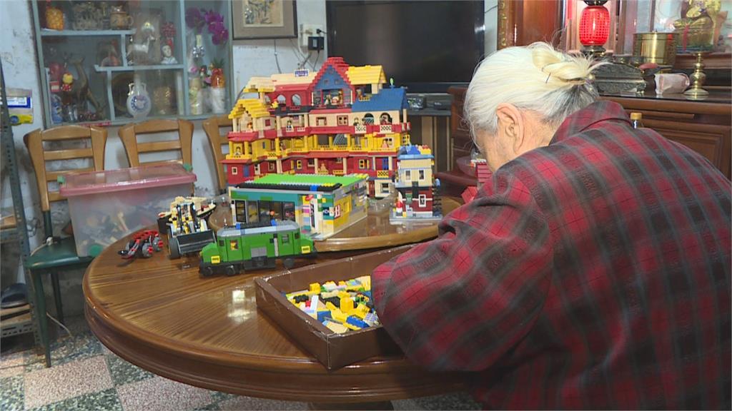 92歲阿嬤帶孫玩積木反上癮30年！想努力蓋回兒時居住的三合院