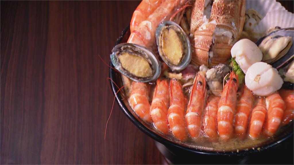 鍋燒麵加入大量活凍海鮮！放入三種蝦釋放鮮甜