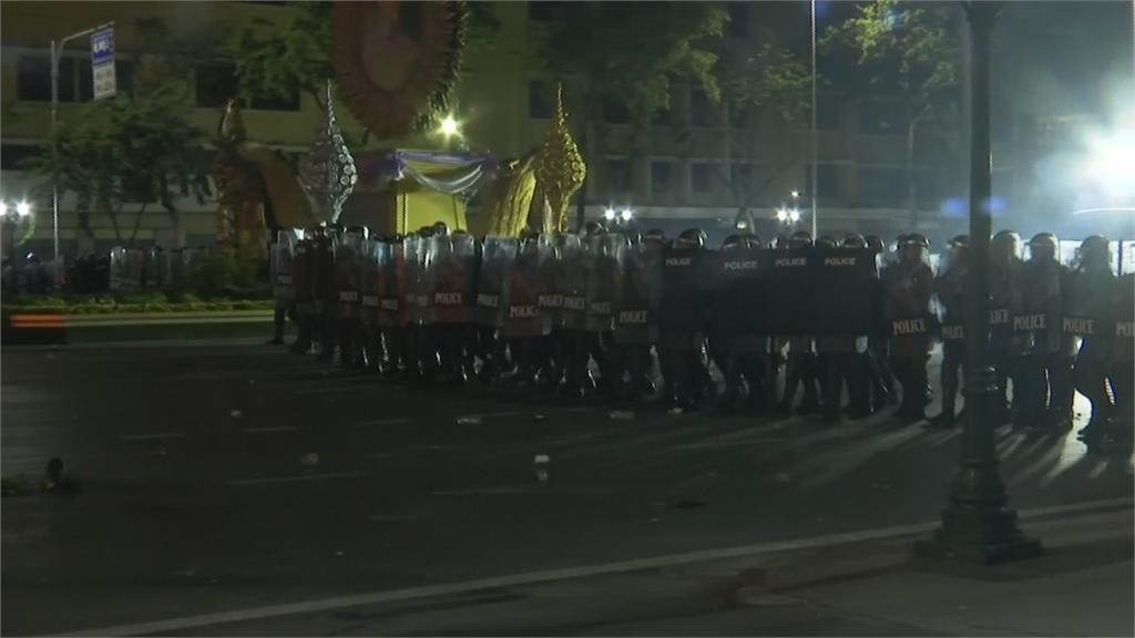 泰國上千人示威 大皇宮附近爆警民衝突