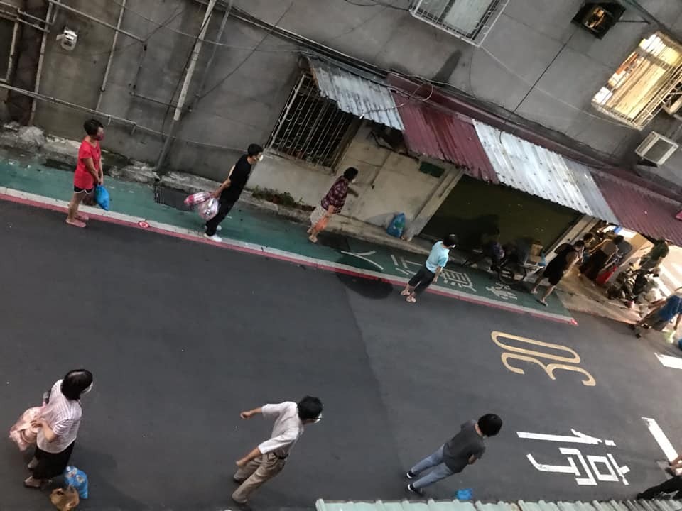 台灣人最棒！民眾拍下鄰居倒垃圾畫面　防疫距離拉開還乖乖排隊