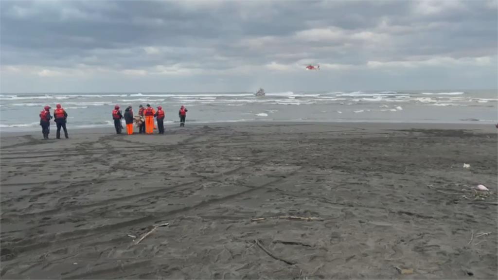 宜蘭漁船擱淺5漁工受困  海巡出動直升機救援
