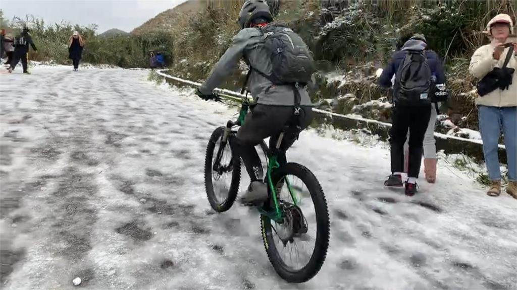 賞雪超熱血！ 騎單車衝上山有人短袖有人拖鞋 流下超爽的鼻水