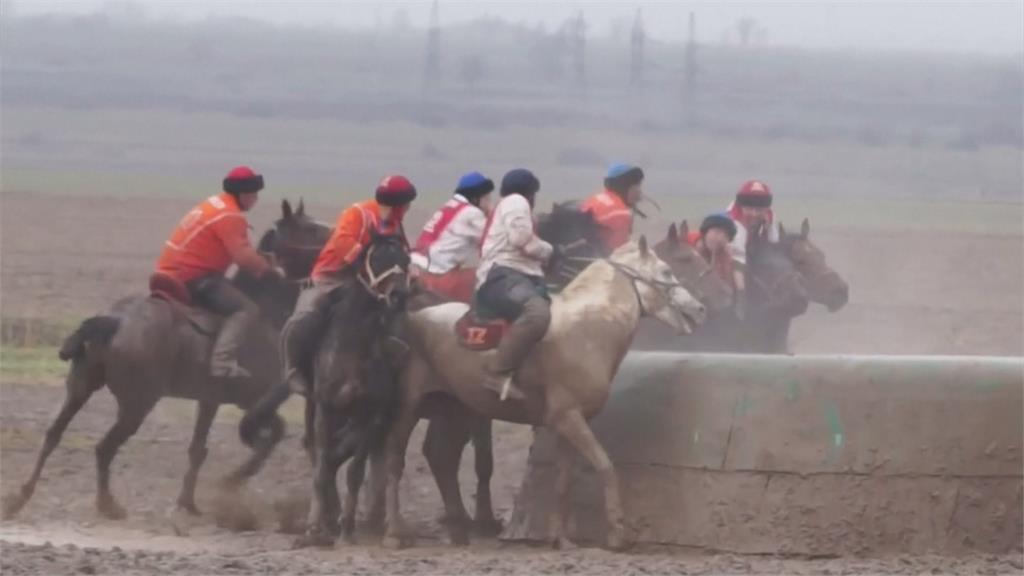 吉爾吉斯騎馬搶羊傳統競賽！  號稱中亞版馬球賽