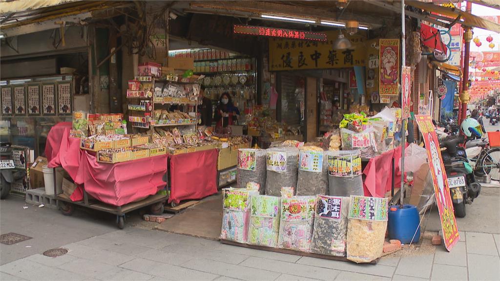 自家店外擺攤也被罰！台北年貨大街取消引反彈