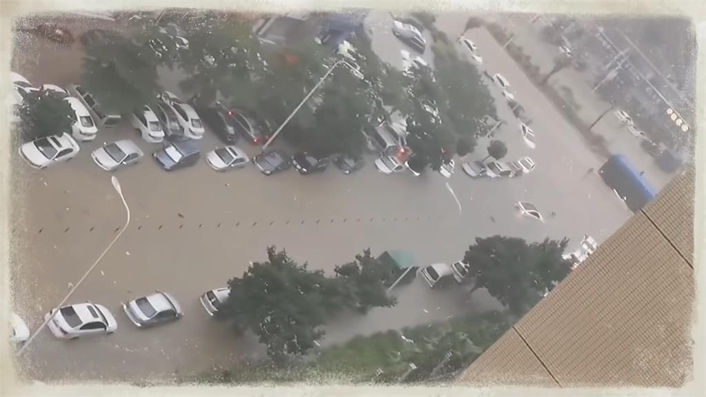我家門前有小河!中國豪雨成災 街道慘淹成水上樂園