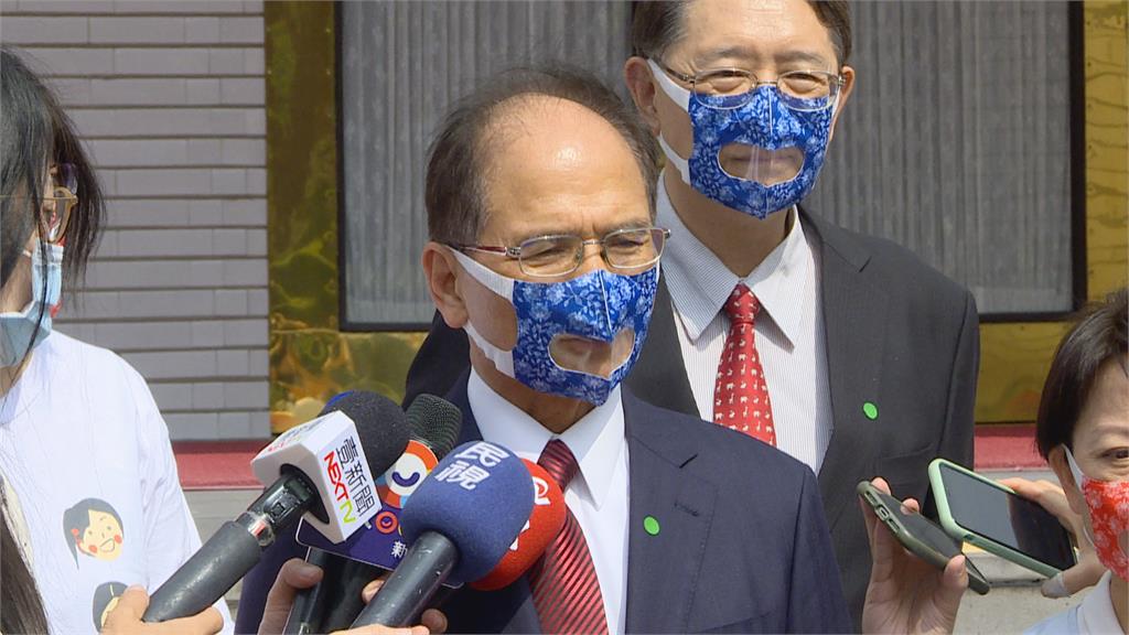 游錫堃戴上透明口罩　防疫也要無障礙溝通