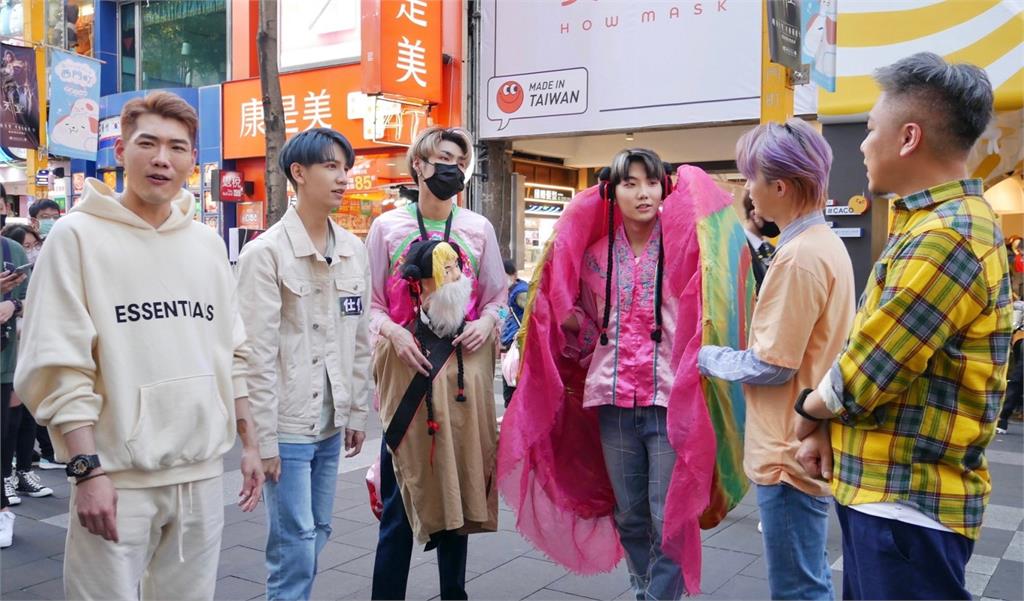 《娛樂超skr》韓國偶像團體C.T.O扮蚌殼精、老背少唱跳專輯歌曲!振緯「不要吵!我在吐沙」