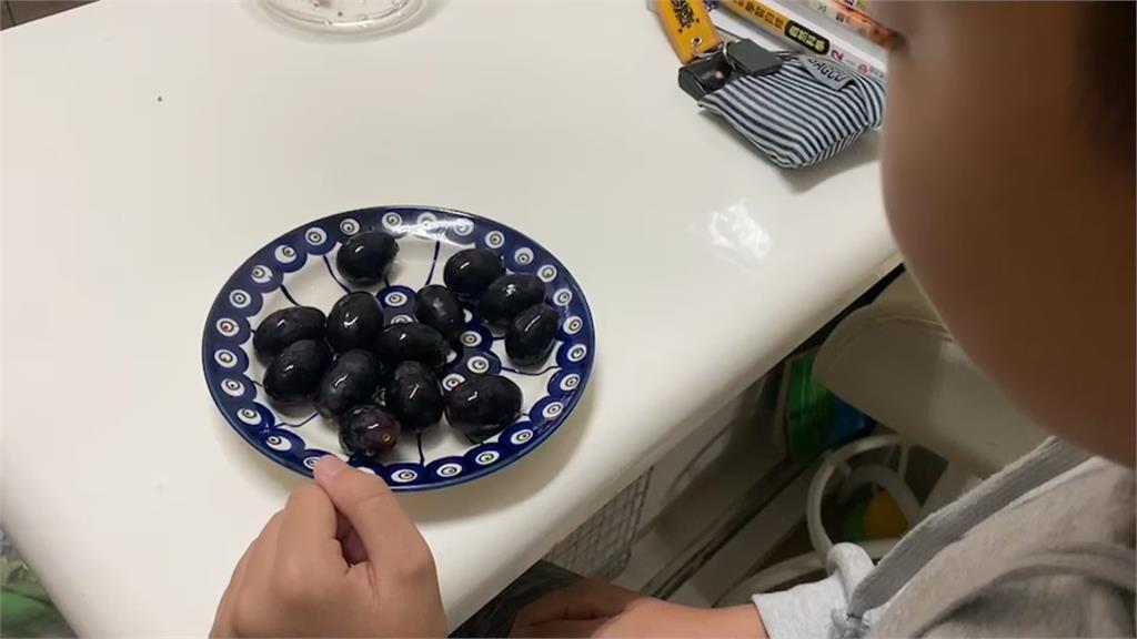 2歲童吃葡萄不慎噎死 家屬悲痛:快過年了...