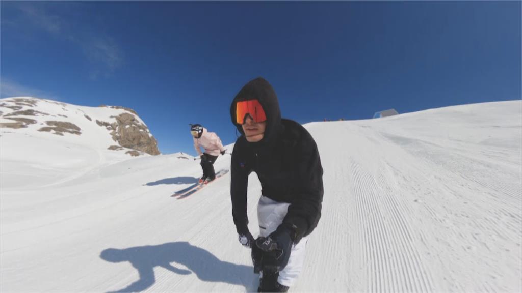 瑞士滑雪勝地高手齊聚 大秀滑雪空翻特技