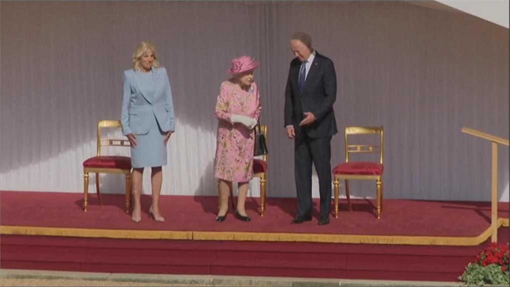 拜登與英女王喝下午茶　聊到「這兩人」送強森手工單車　酷！