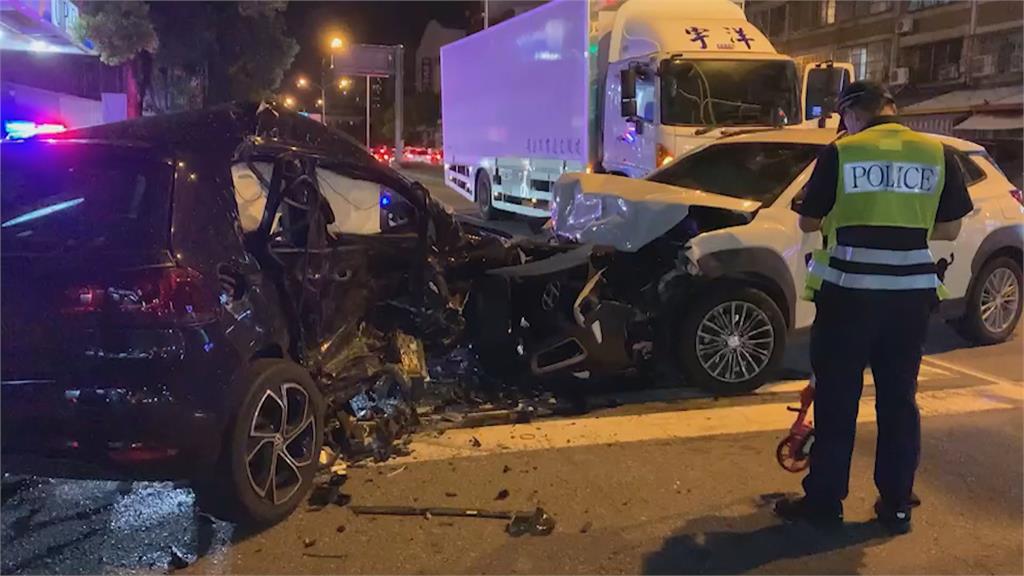 疑閃前車失控打滑 轎車衝對向車道撞休旅車釀3傷!